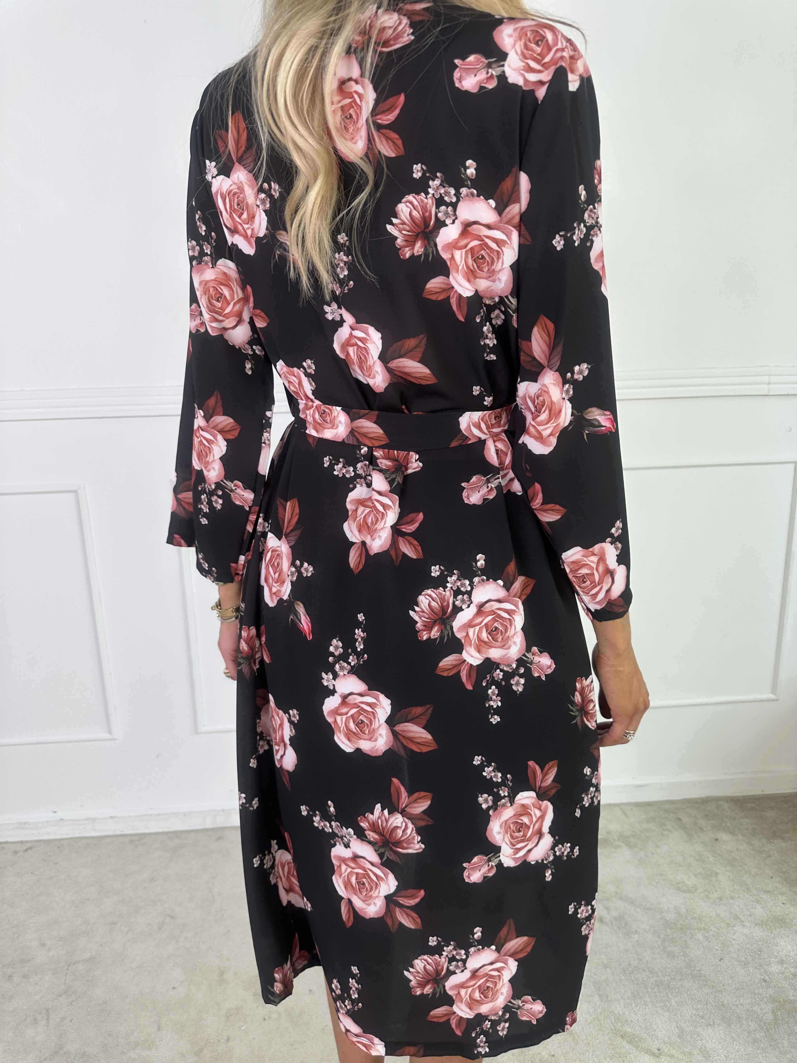 Agate - Söt kimono med rosor